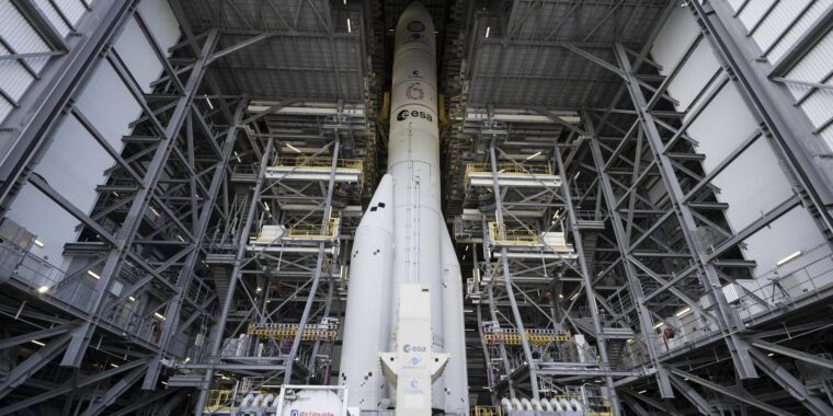 Ariane 6 rests the day before launch pillars