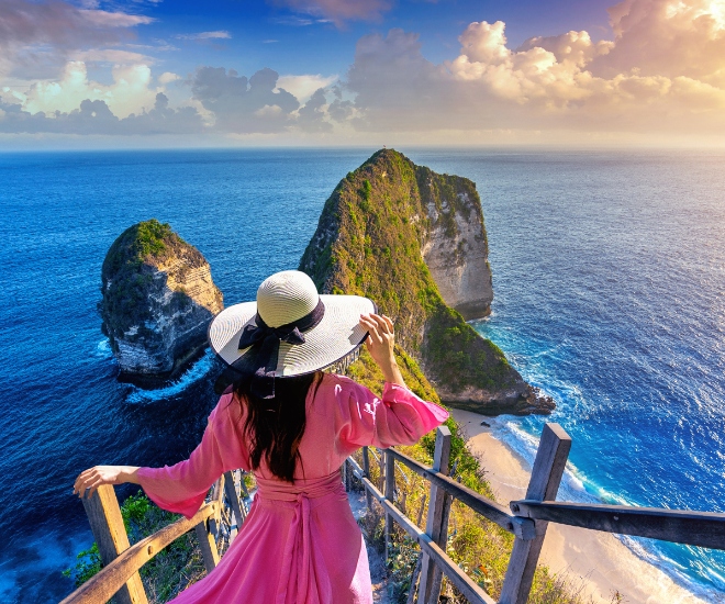 woman walking kelingking beach nusa penida island bali indonesia Freatured Image 01